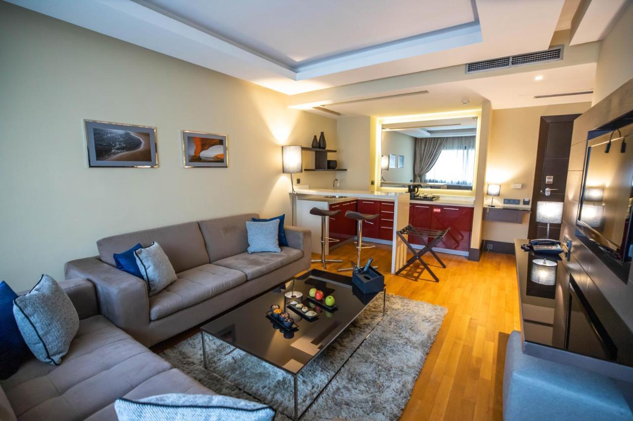 Gray Boutique Hotel คาซาบลังกา ภายนอก รูปภาพ A living room in a serviced apartment in Istanbul, Turkey