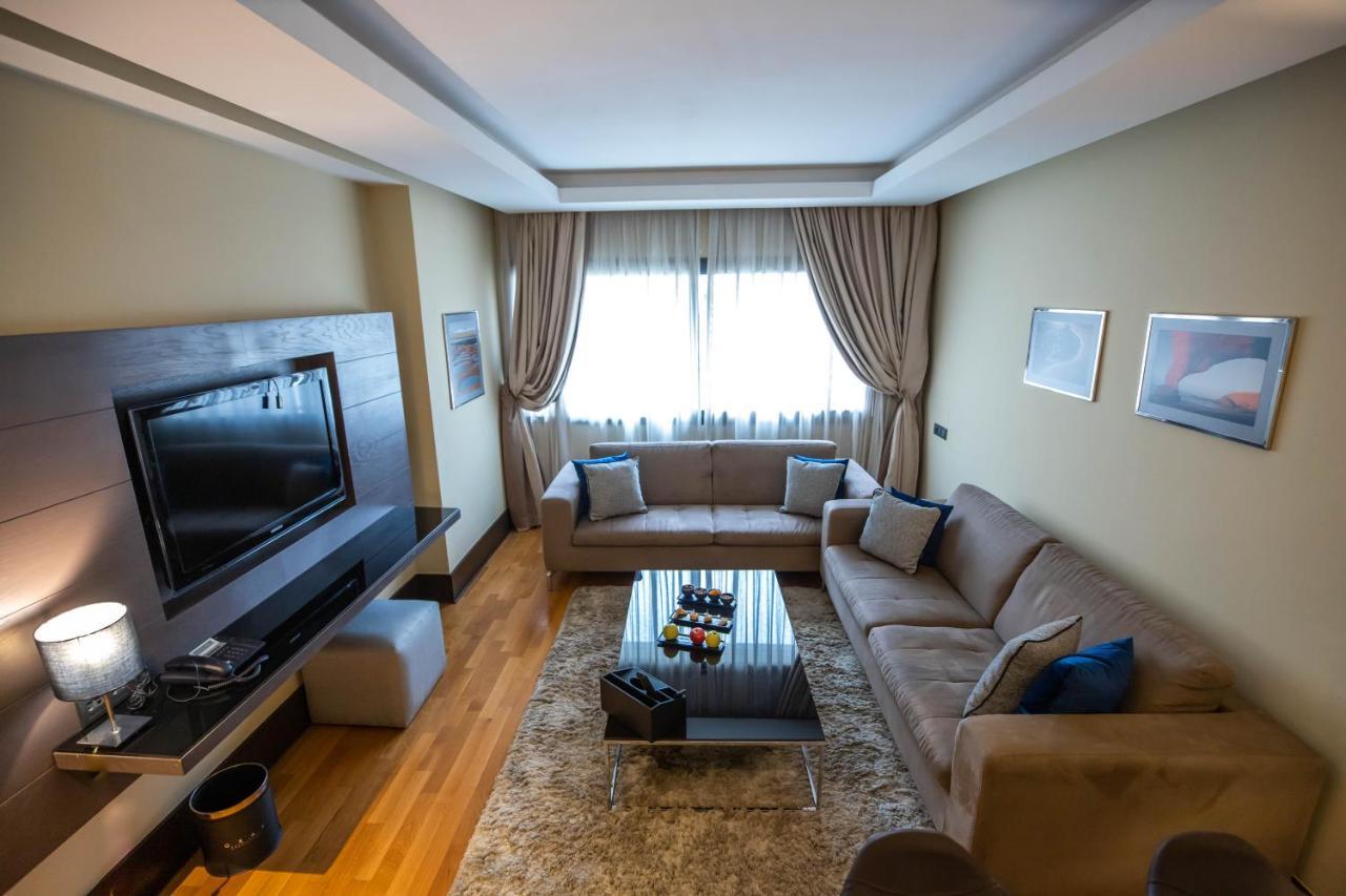 Gray Boutique Hotel คาซาบลังกา ภายนอก รูปภาพ A living room in a hotel suite