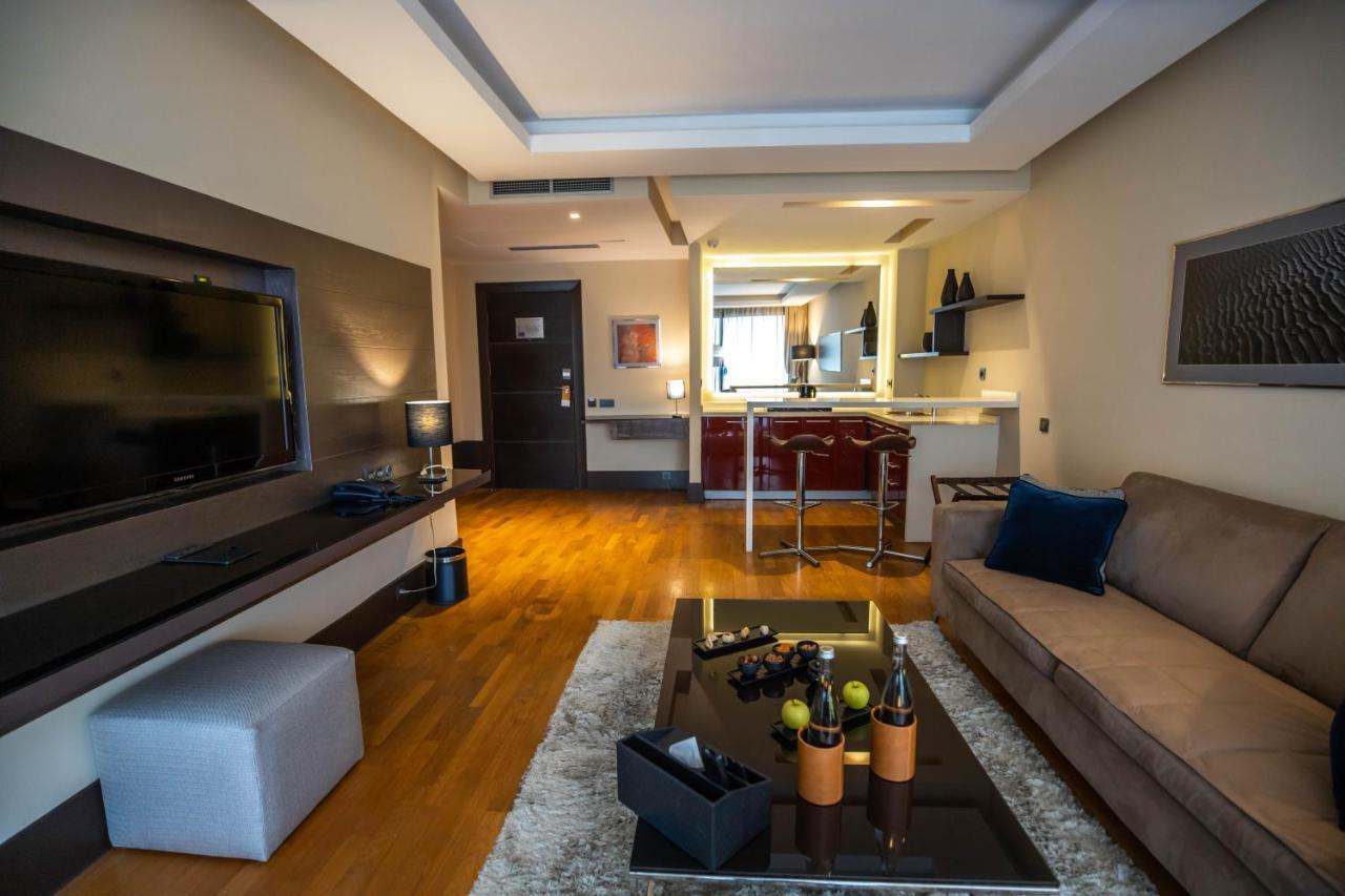 Gray Boutique Hotel คาซาบลังกา ภายนอก รูปภาพ A living room in a hotel suite