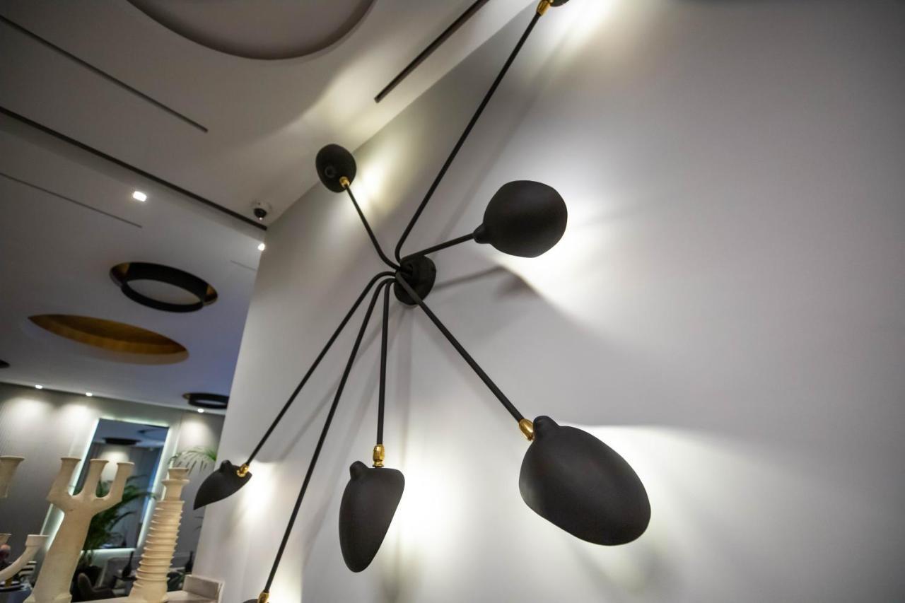 Gray Boutique Hotel คาซาบลังกา ภายนอก รูปภาพ A light fixture by the artist