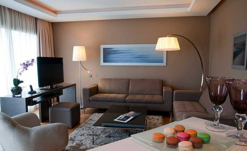 Gray Boutique Hotel คาซาบลังกา ภายนอก รูปภาพ A living room in a hotel suite